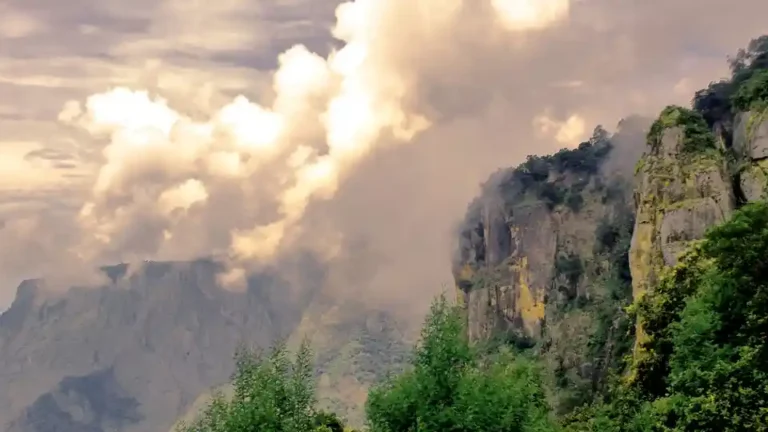 Read more about the article Explore India’s Hill Stations: Your Ultimate Travel Guide.